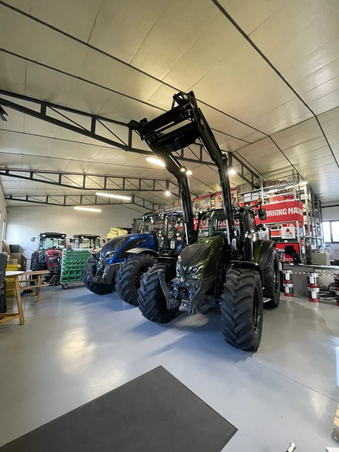 Interno della sede Friulmacchine Srl con trattori e ricambi